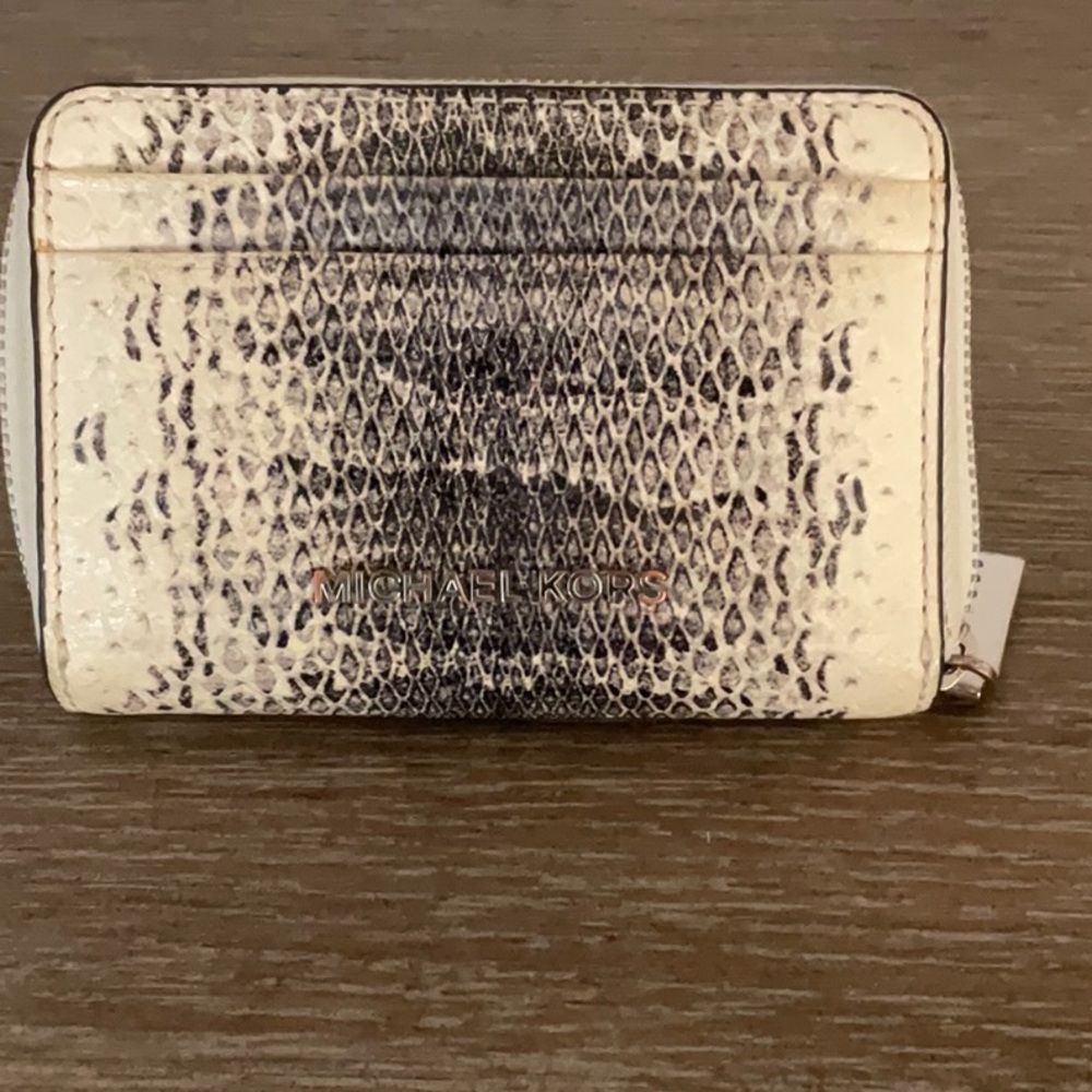 Michael Kou’s Women’s Jet Set Travel Medium Zip Around Card Case